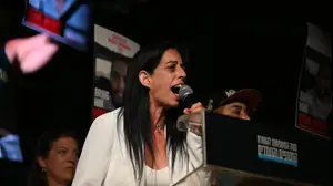 עינב צנגאוקר בעצרת, כיכר החטופים. 17 באוגוסט 2025