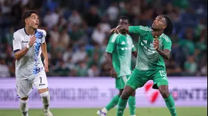 ליאור קאסה שחקן מכבי חיפה מול אנטוניו ספר שחקן מכבי בני ריינה