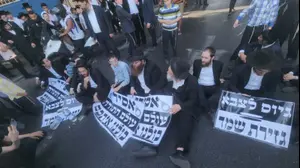 הפגנת הפלג הירושלמי בכביש 4 כעת.