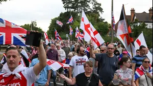 מפגינים נגד הגירה באפינג, בריטניה, 24 באוגוסט 2025