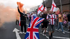 מפגינים נגד הגירה באפינג, בריטניה, 24 באוגוסט 2025