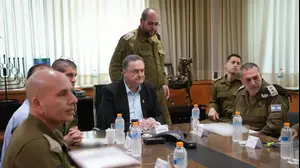 שר הביטחון ישראל כ"ץ,  עם הרמטכ"ל, רב-אלוף אייל זמיר מאשרים עם רה"מ בנימין נתניהו תקיפה בתימן, 28 באוגוסט 2025
