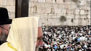 הרב פינטו באמירת סליחות בכותל
