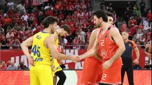 דרבי היסטורי ביורוליג: ואסילייה מיציץ' שחקן הפועל תל אביב מול תמיר בלאט שחקן מכבי תל אביב