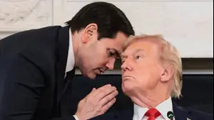 שר החוץ האמריקני רוביו לוחש לנשיא טראמפ