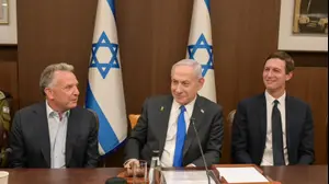 ראש הממשלה בנימין נתניהו בישיבת הממשלה יחד עם השליח המיוחד של נשיא ארה״ב, סטיב וויטקוף ועם חתנו של הנשיא, ג'ארד קושנר

9 באוקטובר 2025