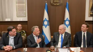 ראש הממשלה בנימין נתניהו בישיבת הממשלה יחד עם השליח המיוחד של נשיא ארה״ב, סטיב וויטקוף ועם חתנו של הנשיא, ג'ארד קושנר

9 באוקטובר 2025