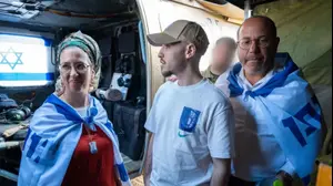 איתן מור עם הוריו בנקודת הקליטה הראשונית