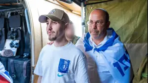 איתן מור עם הוריו בנקודת הקליטה הראשונית