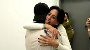 מתן צנגאוקר עם אמו עינב צנגאוקר