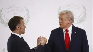 נשיא ארה"ב דונלד טראמפ עם נשיא צרפת עמנואל מקרון, פסגת השלום, שארם א-שייח', מצרים, 13 באוקטובר 2025