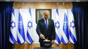 יושב-ראש הכנסת אמיר אוחנה מדליק נר זיכרון לזכרם של החללים והנרצחים ב-7 באוקטובר בכניסת חברי הכנסת למשכן

16 באוקטובר 2025
