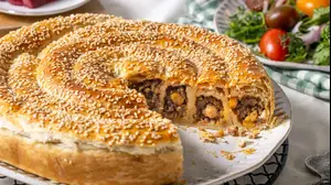בורקס בשר עם חומוס