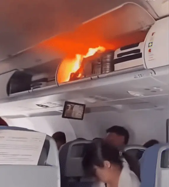 סוללת ליתיום התלקחה בתא שמעל הנוסעים במטוס