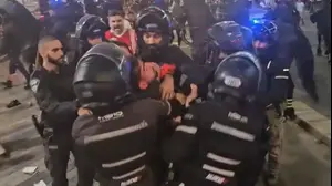 שוטרים תוקפים אוהד של הפועל תל אביב