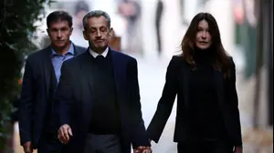 נשיא צרפת לשעבר ניקולא סרקוזי ורעייתו קרלה ברוני בדרך לבית הכלא שבו ירצה את עונש המאסר שלו, 21 באוקטובר 2025