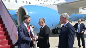 סגן ראש הממשלה ושר המשפטים, יריב לוין מקבל את פניו של סגן נשיא ארה״ב, ג׳יי. די. ואנס ורעייתו אושה ואנס, בנתב״ג.