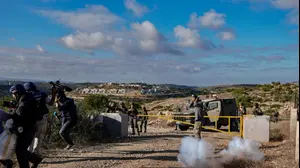 חיילים ישראלים מפזרים חקלאים פלסטינים ומונעים מהם לקטוף זיתים במהלך עונת הקציר השנתית, בכפר כובר, ליד רמאללה

 18 באוקטובר 2025