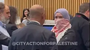 רעולי פנים שנכנסו לכיתה של מרצה לכלכלה בלונדון