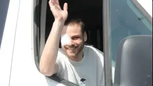 אלון אהל בדרך לביתו לאחר שהשתחרר מבית החולים. 24 באוקטובר 2025