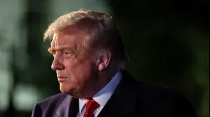 נשיא ארה"ב דונלד טראמפ ביציאה מהבית הלבן לקראת המראתו לאסיה, 24 באוקטובר 2025