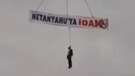 בובה בדמות נתניהו נתלתה באוויר בטורקיה עם הכיתוב "מוות לנתניהו". 25.10.25