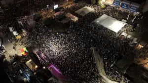 אלפי ישראלים ממלאים את כיכר החטופים והרחובות