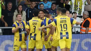 שחקני מכבי תל אביב חוגגים