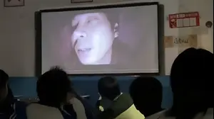 תלמידים צופים בסרט אימה