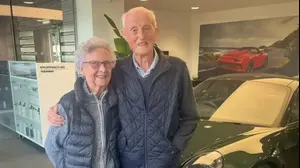 בני הזוג אוונס בני 92 רכשו פורשה 911GT3 ליום הנישואים ה-70 שנה