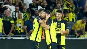 שחקני בית"ר ירושלים חוגגים עם דור מיכה