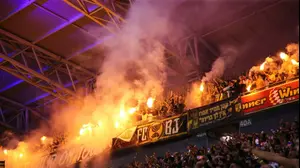 אבוקות ביציע אוהדי בית"ר ירושלים