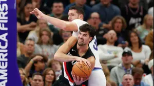 דני אבדיה מול יוסוף נורקיץ', פורטלנד בלייזרס מול יוטה ג'אז