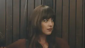 דקוטה ג'ונסון בסרט "יחסים פתוחים"