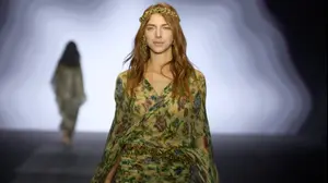 מאיה ורטהיימר בתצוגה של קובי הלפרין בשבוע האופנה תל אביב 2025