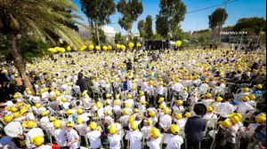 שערי כלא 10: ילדי 'עטרת שלמה' בעצרת תפילה בסגנון כיכר החטופים על מאסרו של תלמיד הישיבה.