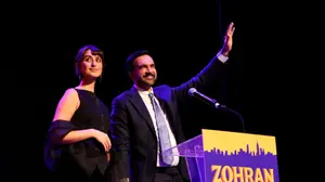 המועמד הדמוקרטי, זוהרן ממדאני, ורעייתו בעצרת הניצחון לראשות עיריית ניו יורק, 4 בנובמבר 2025