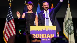 המועמד הדמוקרטי, זוהרן ממדאני, ורעייתו ראמה דוואג'י בעצרת הניצחון לראשות עיריית ניו יורק, 4 בנובמבר 2025