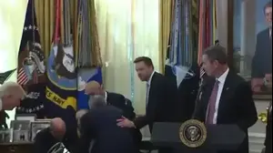 התעלפות בשידור חי בבית הלבן בחדר הסגלגל בזמן אירוע של טראמפ. הגורם המתעלף טרם זוהה על ידי