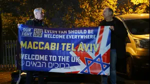 אוהדים אנגלים עם שלט לכבוד אוהדי מכבי תל אביב לפני המשחק נגד אסטון וילה