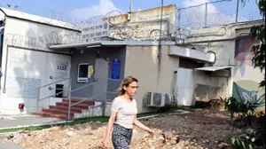 הפ"צרית אלופה יפעת תומר-ירושלמי בצאתה מכלא נווה תרצה למעצר בית. 7 בנובמבר 2025