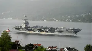 נושאת המטוסים האמריקנית ג'רלד פורד בדרכה לחופי אוסלו, נורבגיה, 12 בספטמבר 2025