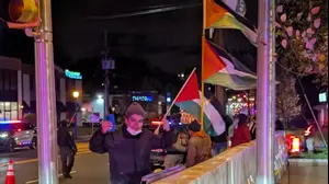 הגנה פרו פלסטינית מחוץ לבית כנסת בניו ג'רזי, בה נכח יואב גלנט, 11 בנובמבר 2025