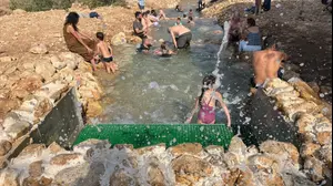 נחל צלמון תחתון זורם עם מים מהמוביל ההופכי