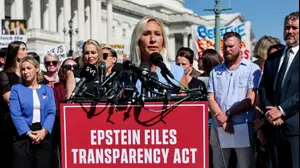 חברת הקונגרס מרג'ורי טיילור גרין במסיבת עיתונאים על חוק חשיפת קבצי ג'פרי אפשטיין בגבעת הקפיטול, וושינגטון, 3 בספטמבר 2025