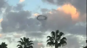 טבעת עשן שחור מעל דיסנילנד