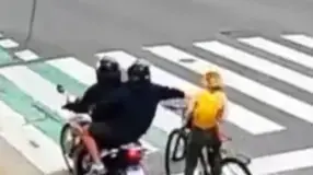 תיירת נאבקת בגנבי סלולר על אופנוע