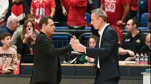 מאמן מכבי תל אביב עודד קטש עם מאמן הפועל תל אביב דימיטריס איטודיס