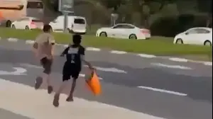 הנערים בורחים עם השלל הגנוב