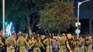 תושבי קריית שלום בתל אביב חוסמים את הכביש הראשי בשכונה